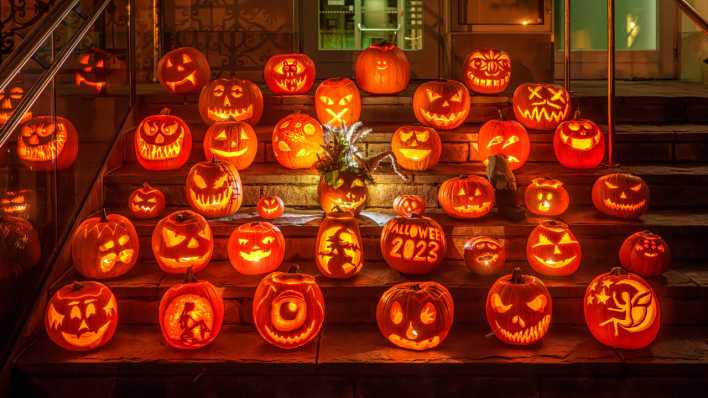 Für den Laternenumzug im Brandenburgischen Teltow steht eine Auswahl von Halloweenkürbissen auf der Rathaustreppe (Bild: picture alliance / Dirk Pagels)