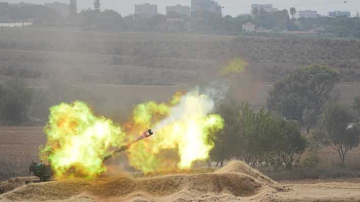 Eine Israelische Haubitze feuert vom Süden Israels aus auf den Gazastreifen.