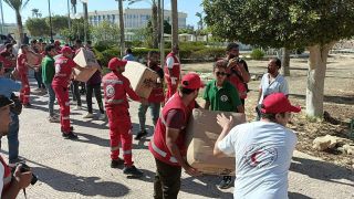 Helfer laden Hilfspakete in Kairo für die Menschen in Gaza auf Laster (Bild: picture alliance / Anadolu | Stringer)