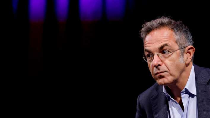 Schriftsteller Navid Kermani bei einer Lesung (Bild: picture alliance / Christoph Hardt)