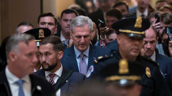 Kevin McCarthy, Abgeordneter und ehemals Vorsitzender des US-Repräsentantenhauses, verlässt das Repräsentantenhaus, nachdem er als Sprecher abgesetzt wurde (Bild: picture alliance / J. Scott Applewhite)