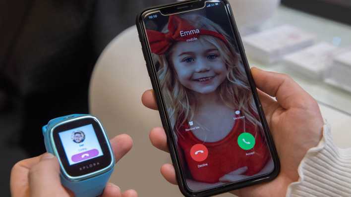 Eine Kindersmartwatch ruft das Telefon der Eltern an (Bild: Andrea Warnecke/dpa-tmn)