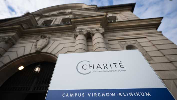 Blick auf den Eingang des Charité Campus Virchow-Klinikum (Bild: dpa / Sebastian Gollnow)