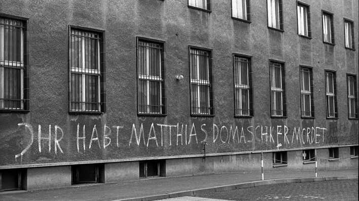 Archivbild: Zentrale der Staatssicherheit der DDR in der Normannenstraße 1990 mit der Aufschrift "Ihr habt Matthias Domaschk ermordet" (Bild: picture alliance / SZ Photo | Rolf Zöllner)