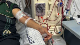 Archivbild: Ein Mann hängt an einem Dialysegearät in einem Kranknehaus im Gazastreifen (Bild: picture alliance / ZUMAPRESS.com | Ayman Al Gedi)