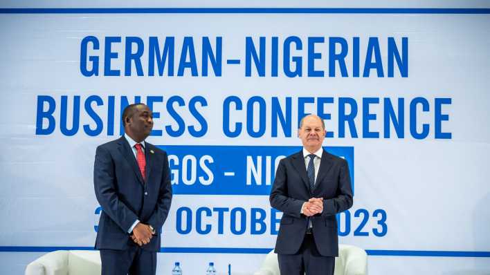 Bundeskanzler Olaf Scholz (SPD), nimmt neben Hamzat Obafemi, stellvertretender Gouverneur des Bundesstaates Lagos, an der Eröffnung des Deutsch-Nigerianischen Wirtschaftsforums in der Wirtschaftsmetropole Lagos teil.