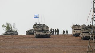 Israelische Soldaten sind in der Nähe der Grenze zwischen Israel und dem Gazastreifen im Einsatz.