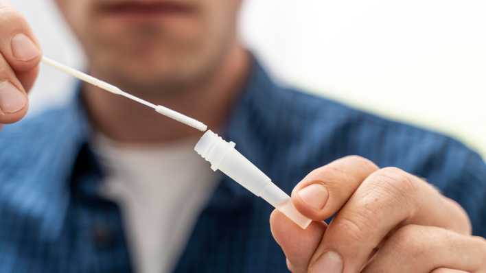 Mann macht einen Covid-19 Coronavirus Schnelltest