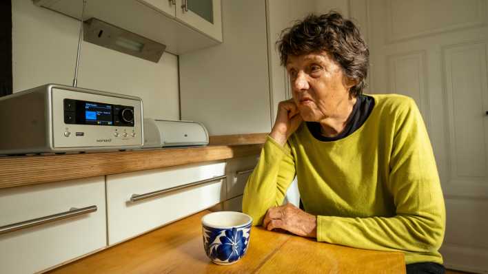 Eine pensionierte Radioredakteurin beim Radio hören (Bild: picture alliance / Caro Bastian)