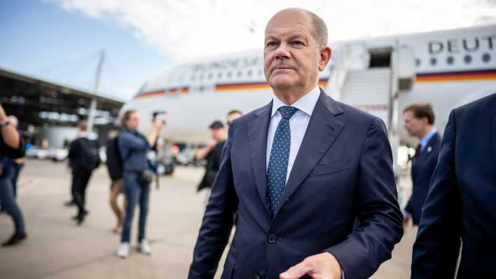 Bundeskanzler Olaf Scholz kommt zum Solidaritätsbesuch in Israel an (Bild: dpa / Michael Kappeler)