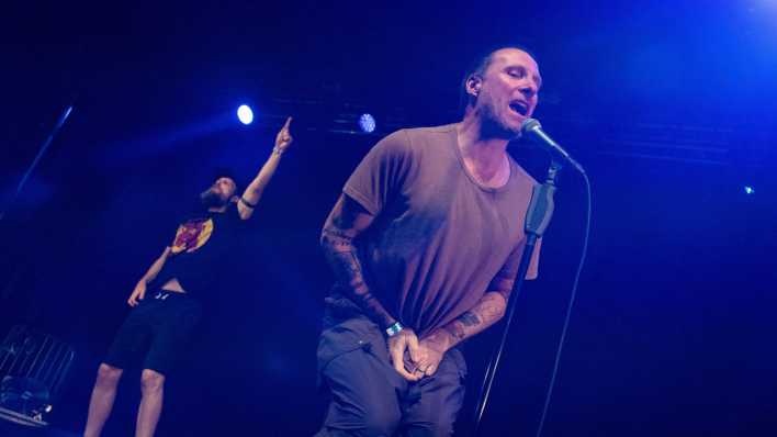 Jason Williamson (vorne) und Andre Fearn vom englischen Punk-Duo Sleaford Mods während eines Konzerts (Bild: picture alliance / Tor Atle Kleven)