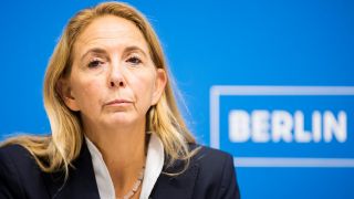 Barbara Slowik, Polizeipräsidentin in Berlin, bei einer Pressekonferenz