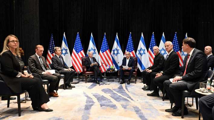 Joe Biden (Mitte links), Präsident der USA, und Benjamin Netanjahu (Mitte rechts), Ministerpräsident von Israel, sitzen für Gespräche bei Bidens Israel-Besuch infolge des Terrorangriffs der Hamas zusammen (Bild: picture alliance / Avi Ohayon)