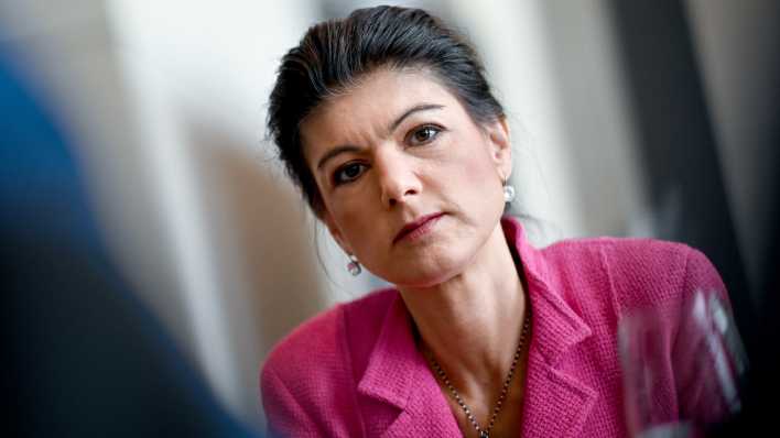 Sahra Wagenknecht, Fraktionsvorsitzende der Partei Die Linke,in einem pinken Oberteil während eines Interviews