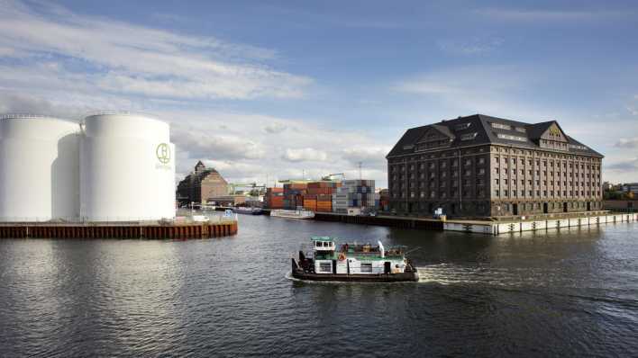 Lagergebäude und Silos im Westhafen in Berlin-Moabit (Bild: picture alliance / Caro Muhs)