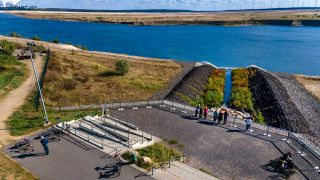 30.9.2021: Cottbus: Am Einlaufbauwerk in Lakoma sprudelt nach langer Trockenheit das Wasser wieder (Bild: imago images/Rainer Weisflog)