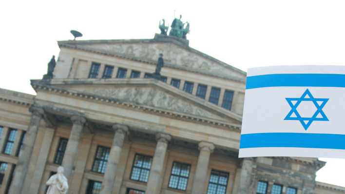 ARCHIV: Israel-Fähnchen am Gendarmenmarkt (Bild: imago images)