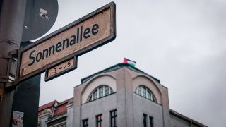 Flagge Palästinas auf einem Dach in der Sonnenallee in Berlin-Neukölln.