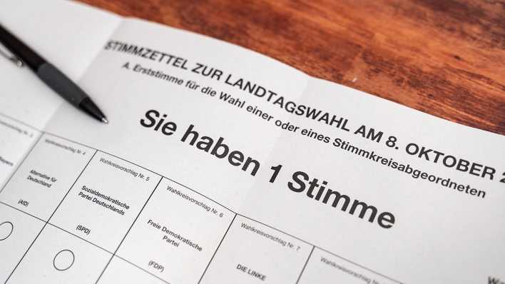 Stimmzettel für die Landtagswahl am 8. Oktober in Bayern.