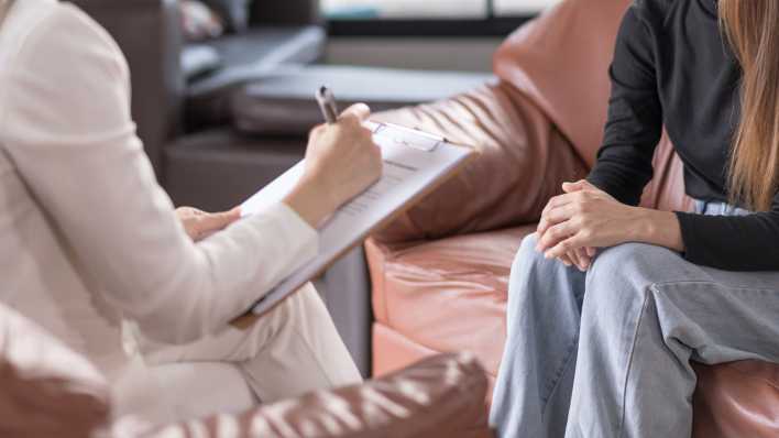 Junge Frau bei der Psychotherapie