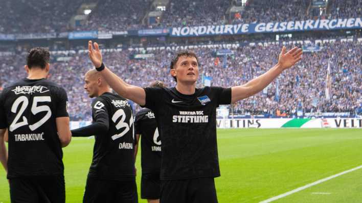 Fabian Reese (Hertha BSC) bejubelt seinen Treffer zum 0:2 auf Schalke