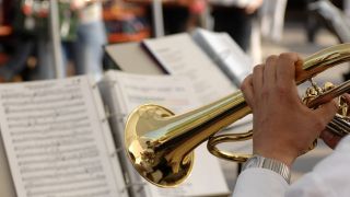 Trompeter spielt Trompete im Orchester