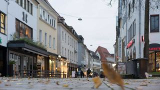 Symbol Kunjunkturkrise: Wenig Fußgänger in einer Einkaufsstraße im Herbst (Bild: imago images/ecomedia/robert fishman)