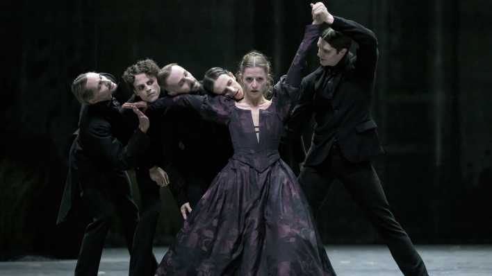 Szene aus "Bovary" am Staatsballett Berln