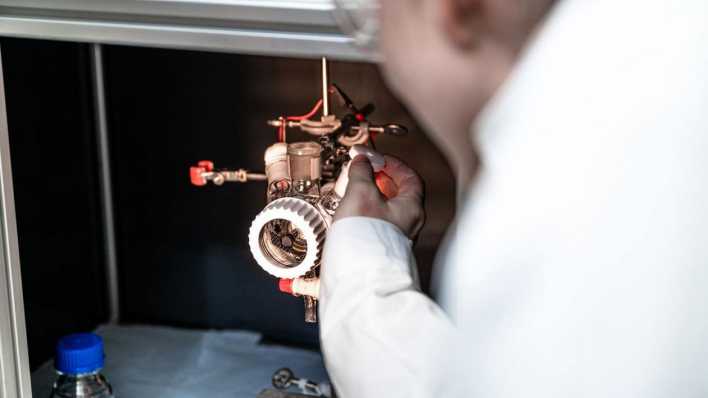 Erica Schmitt mit der Schlenk-Zelle, in der sich die photoelektrochemische Solarzelle befindet (Bild: Universität Tübingen)
