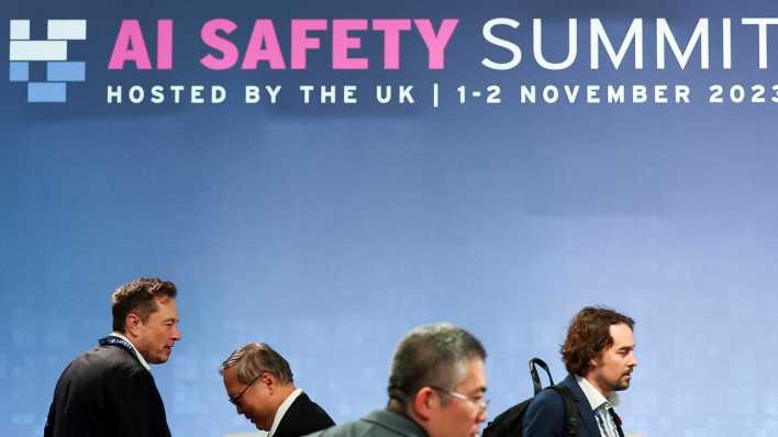 Elon Musk und weitere Teilnehmer beim "AI Safety Summit" in Großbritannien.