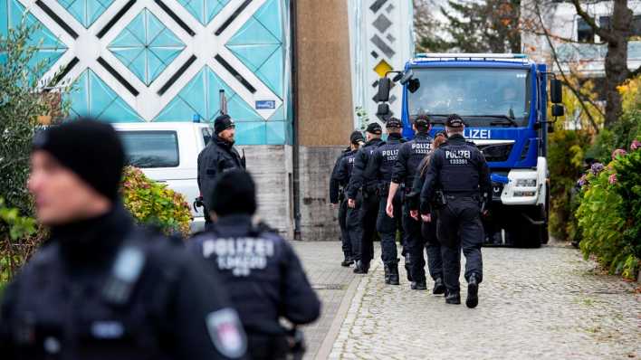 Einsatzkräfte der Polizei stehen während einer Razzia beim islamischen Zentrum Hamburg vor der Imam Ali Moschee (Blaue Moschee) an der Außenalster.