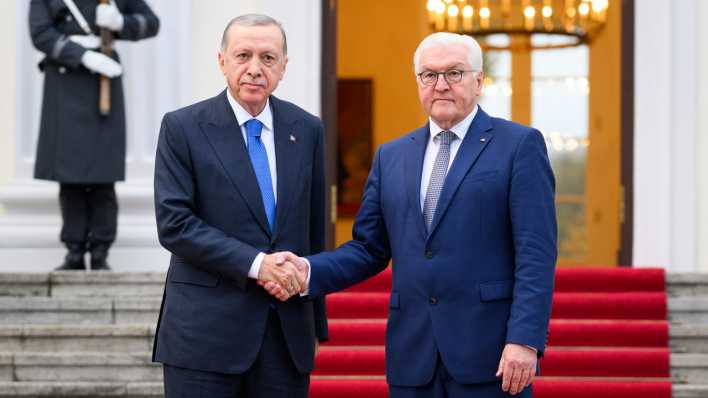 Bundespräsident Frank-Walter Steinmeier empfängt Recep Tayyip Erdogan, Präsident der Türkei, zu einem Gespräch im Schloss Bellevue.