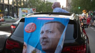 An der Heckscheibe eines Autos hängt ein Banner mit dem Gesicht des türkischen Präsidenten Recep Tayyip Erdoğan.