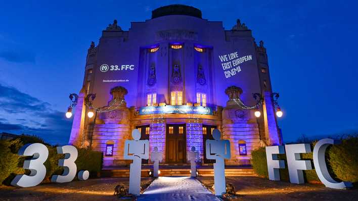 Am Sonntag geht das 33. FilmFestival Cottbus zu Ende - das Gebäude vom Staatstheater ist hell erleuchtet.
