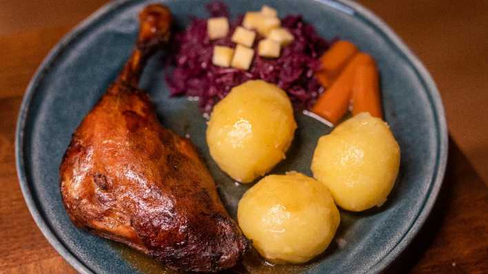 Gänsekeule mit Kartoffelknödeln