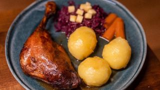 Gänsekeule mit Kartoffelknödeln