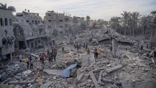 Palästinenser betrachten die Zerstörungen nach israelischer Bombardierung des Gazastreifens