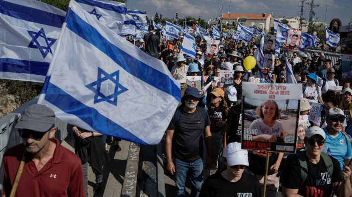 "Marsch für die Geiseln" von Tel Aviv zum Büro des Premierministers nach Jerusalem