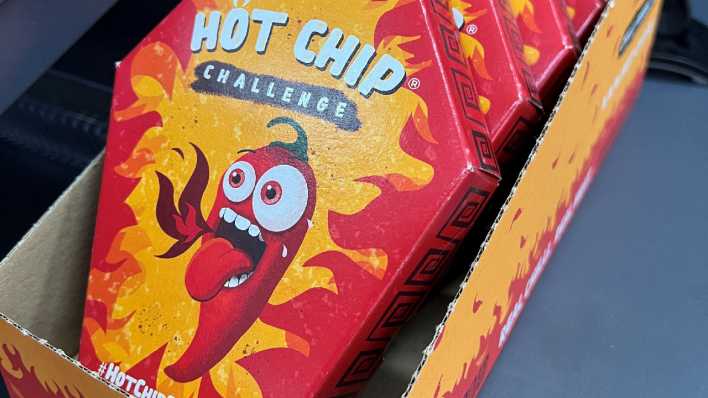 Mehrerer Packungen der "Hot Chip Challenge" liegen bei einem Kiosk neben der Kasse