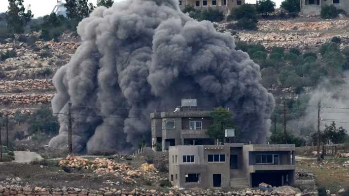 Aita al-Shaab: Schwarzer Rauch steigt von einem israelischen Luftangriff auf ein libanesisches Grenzdorf auf
