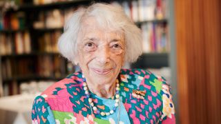 Margot Friedländer im Alter von 101 Jahren lächelt in die Kamera