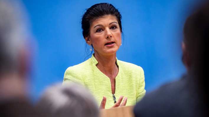 Sahra Wagenknecht auf der Pressekonferenz, auf der sie die Gründung einer eigenen Partei ankündigt