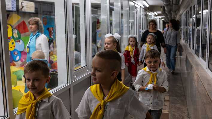 In Charkiw wurde in der U-Bahn-Station Universytet Metro eine Schule eingerichtet.