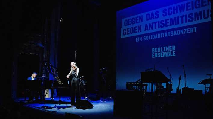 Der Pianist Igor Levit (l) und Cosima Soulez Lariviere spielen gemeinsam beim Solidaritätskonzert für die Opfer des Hamas-Terroranschlags in Israel Solidaritätskonzert für die Opfer des Hamas-Terroranschlags in Israel (Bild: dpa/ Hannes P Albert)