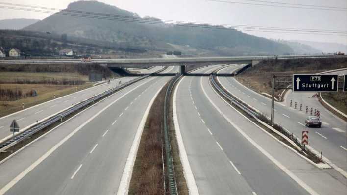 ARCHIV: Blick auf die leere Autobahn Heilbronn - Stuttgart bei Weinsberg am 09.12.1973 (Bild: picture alliance /Michael Moesch)
