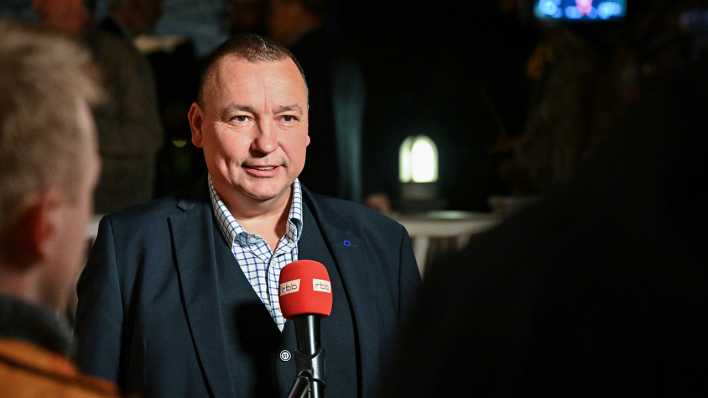 Sven Herzberger (parteilos), neuer Landrat im brandenburgischen Landkreis Dahme-Spreewald, auf seiner Wahlparty in einer Gaststätte in Zeuthen.