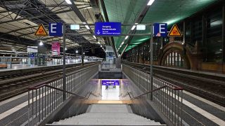 Leere Bahnsteige im Erfurter Hauptbahnhof während des bundesweiten Warnstreiks bei der Deutschen Bahn (Bild: dpa/ Martin Schutt)