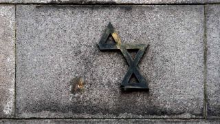 Beschaedigter Judenstern (Davidstern) an einem Grabmal auf dem Gelaende vom Juedischen Friedhof in Berlin Weissensee.