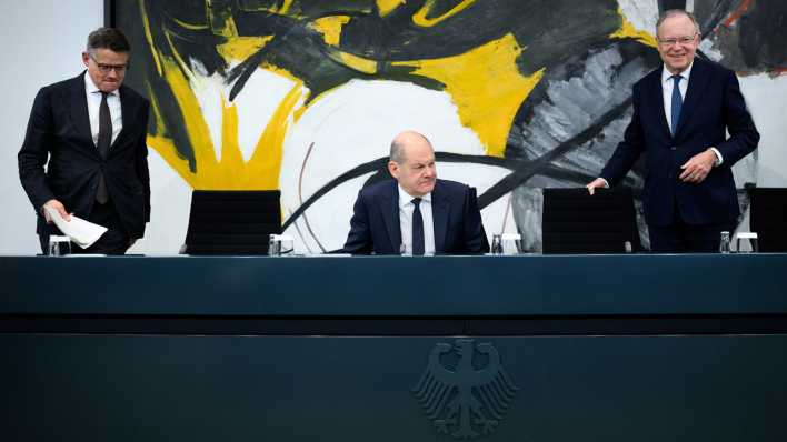 Bundeskanzler Olaf Scholz (M, SPD) kommt zusammen mit Boris Rhein (l, CDU), Ministerpräsident von Hessen, und Stephan Weil (SPD), Ministerpräsident von Niedersachsen, zu einer Pressekonferenz nach dem Bund-Länder-Gipfel im Bundeskanzleramt.