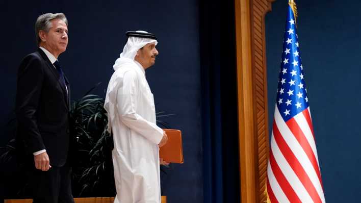 Antony Blinken (l.), Außenminister der USA, und Mohammed bin Abdulrahman Al Thani, Premierminister und Außenminister von Katar, treffen sich, um über den Krieg in Gaza zu sprechen (Bild: picture alliance / Jacquelyn Martin)